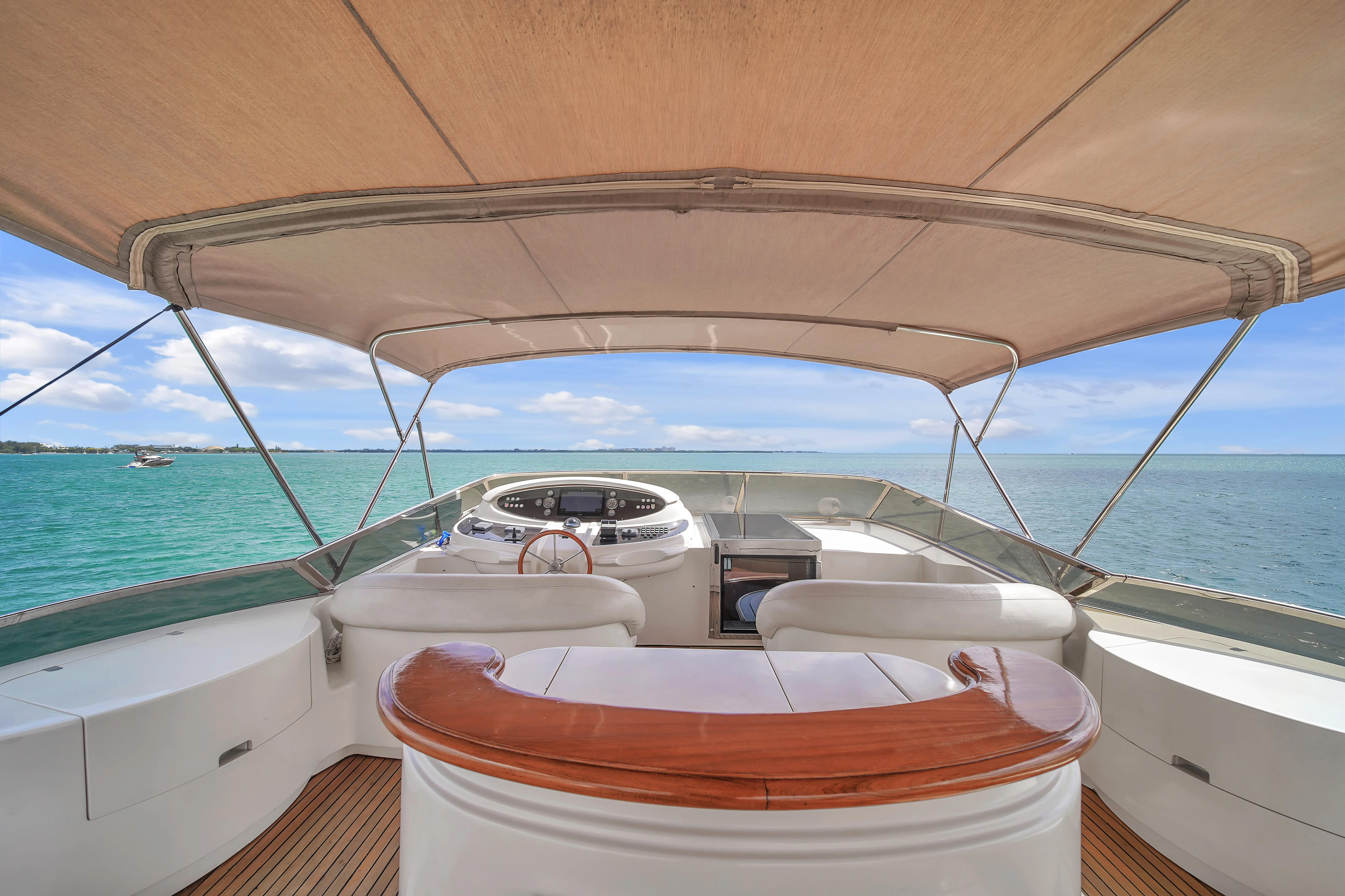 105ft Azimut Daniela salon view